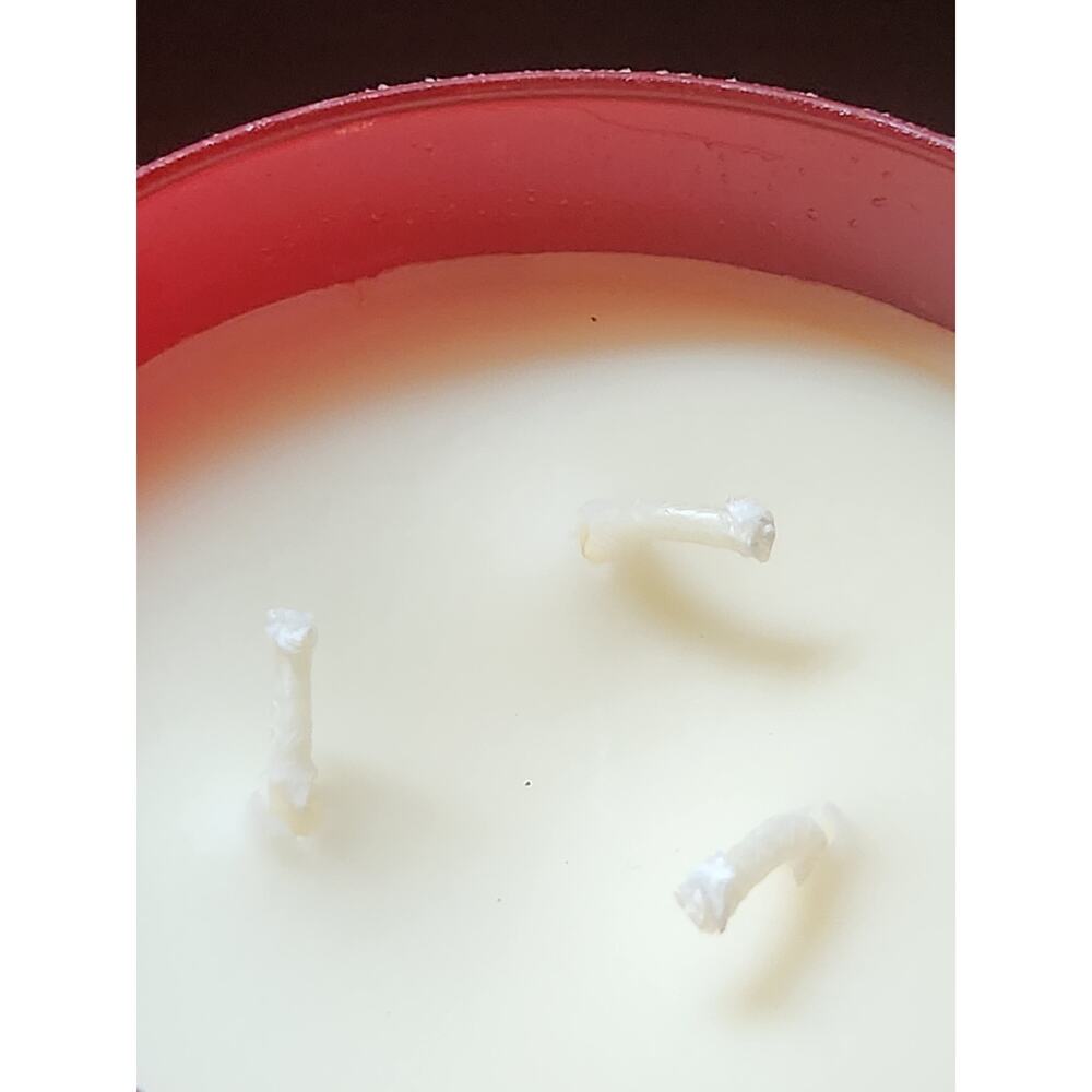 White Barn Strawberry Pound Cake 3-Wick Candle 14.5oz - Picture 5 of 6